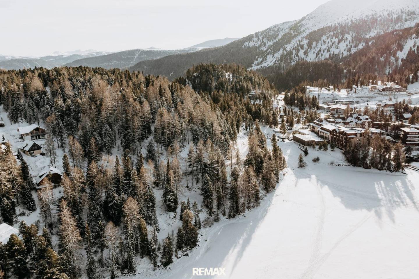 Grundstück mit Panoramablick auf See und Berge