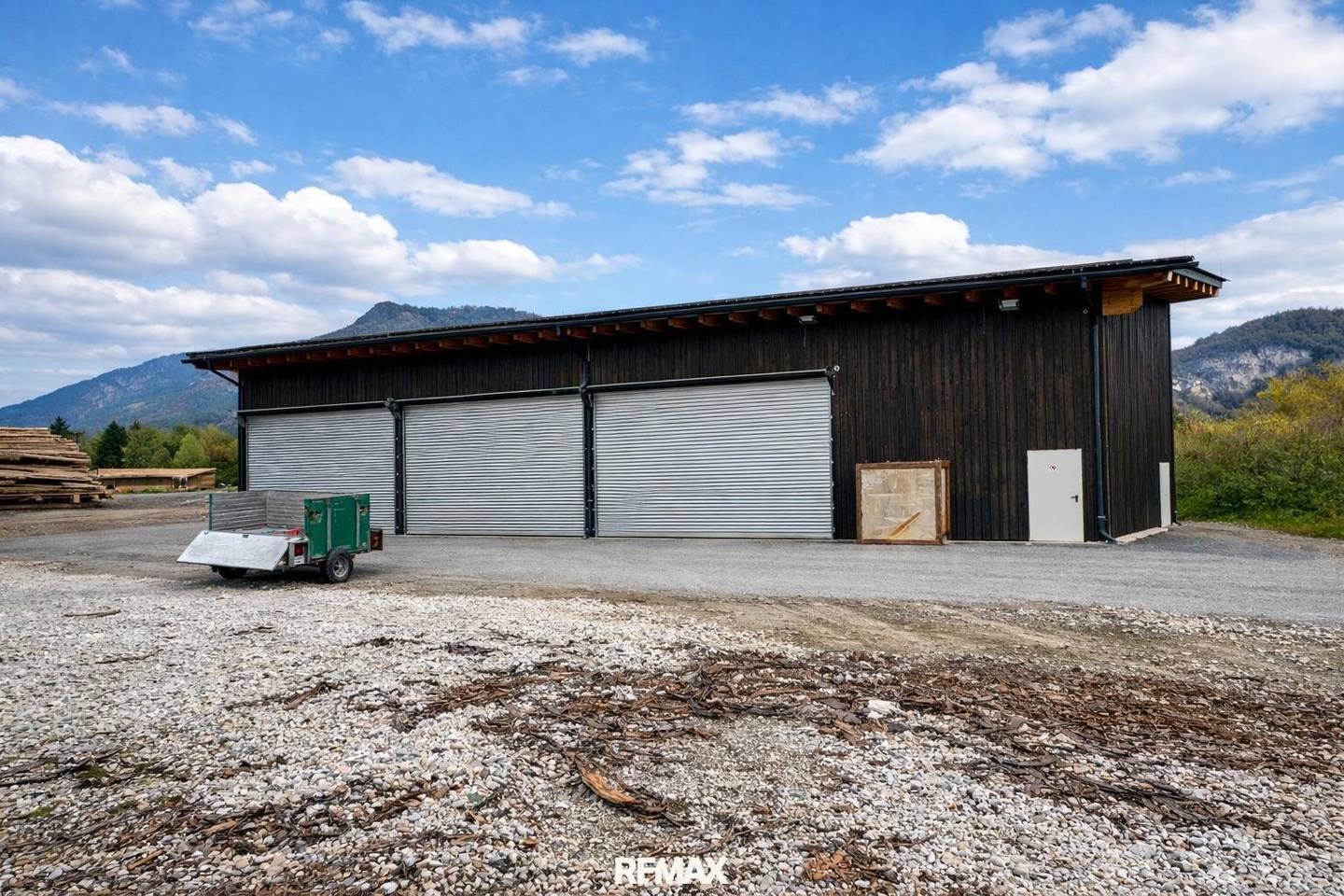 Commercial hall with 6 m height and multiple roller doors