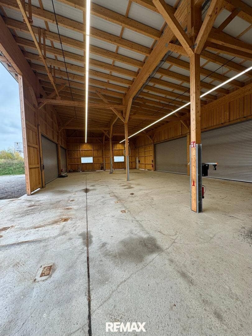 Commercial hall with 6 m height and multiple roller doors