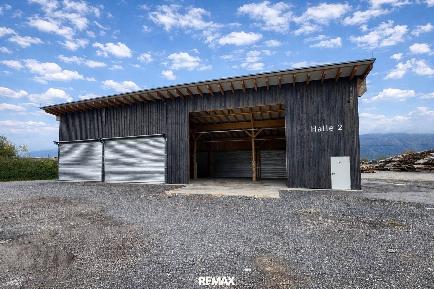 Commercial hall with 6 m height and multiple roller doors