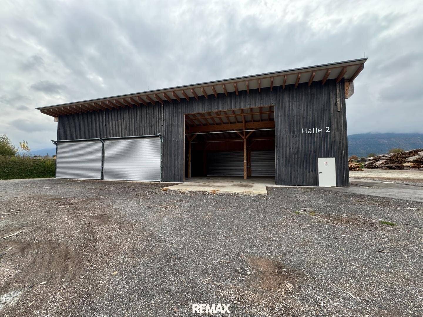 Commercial hall with 6 m height and multiple roller doors