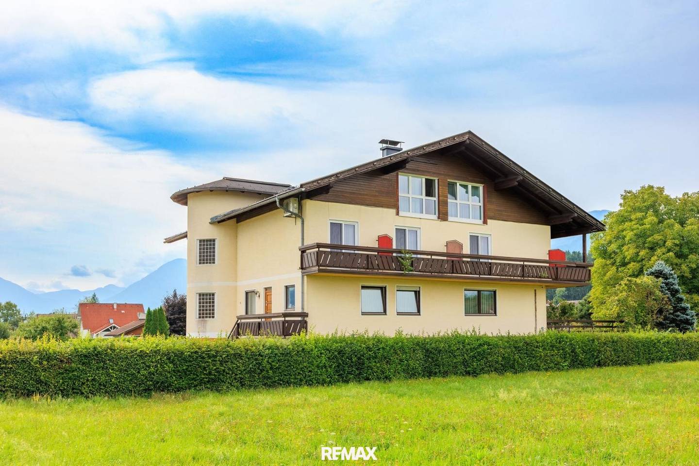 Mehrfamilienhaus mit Garten und Balkonen in Srajach
