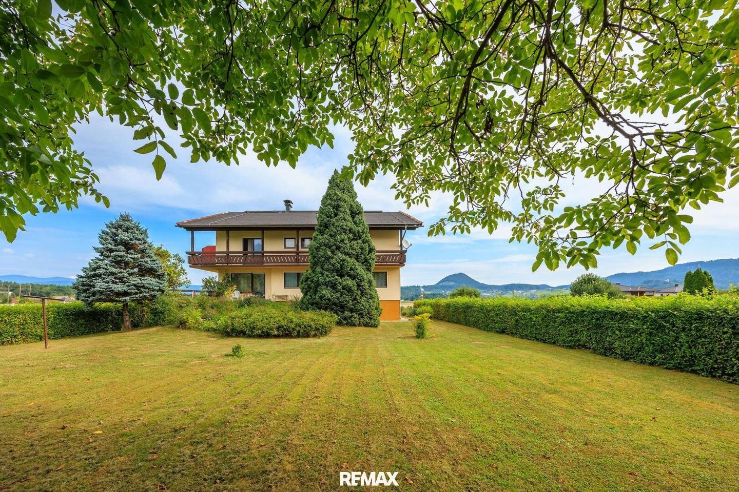 Mehrfamilienhaus mit Garten und Balkonen in Srajach