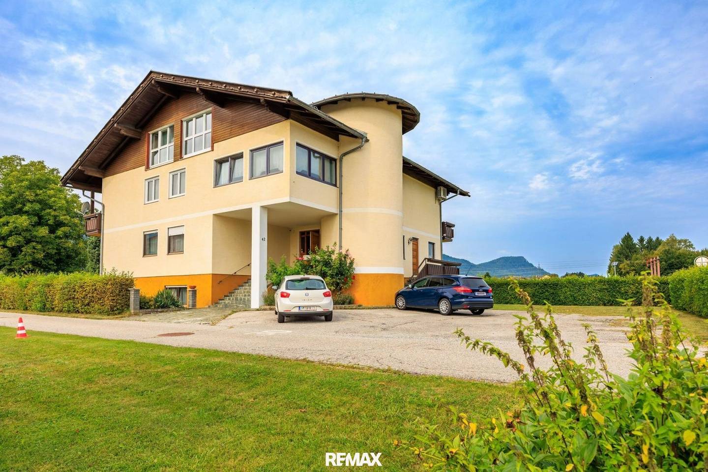 Mehrfamilienhaus mit Garten und Balkonen in Srajach