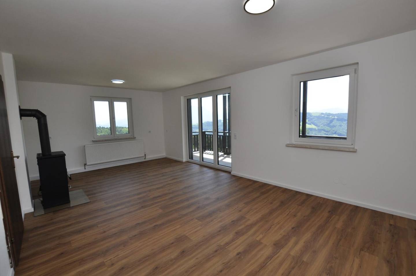 Helle Wohnung mit Weitblick und Einbauküche