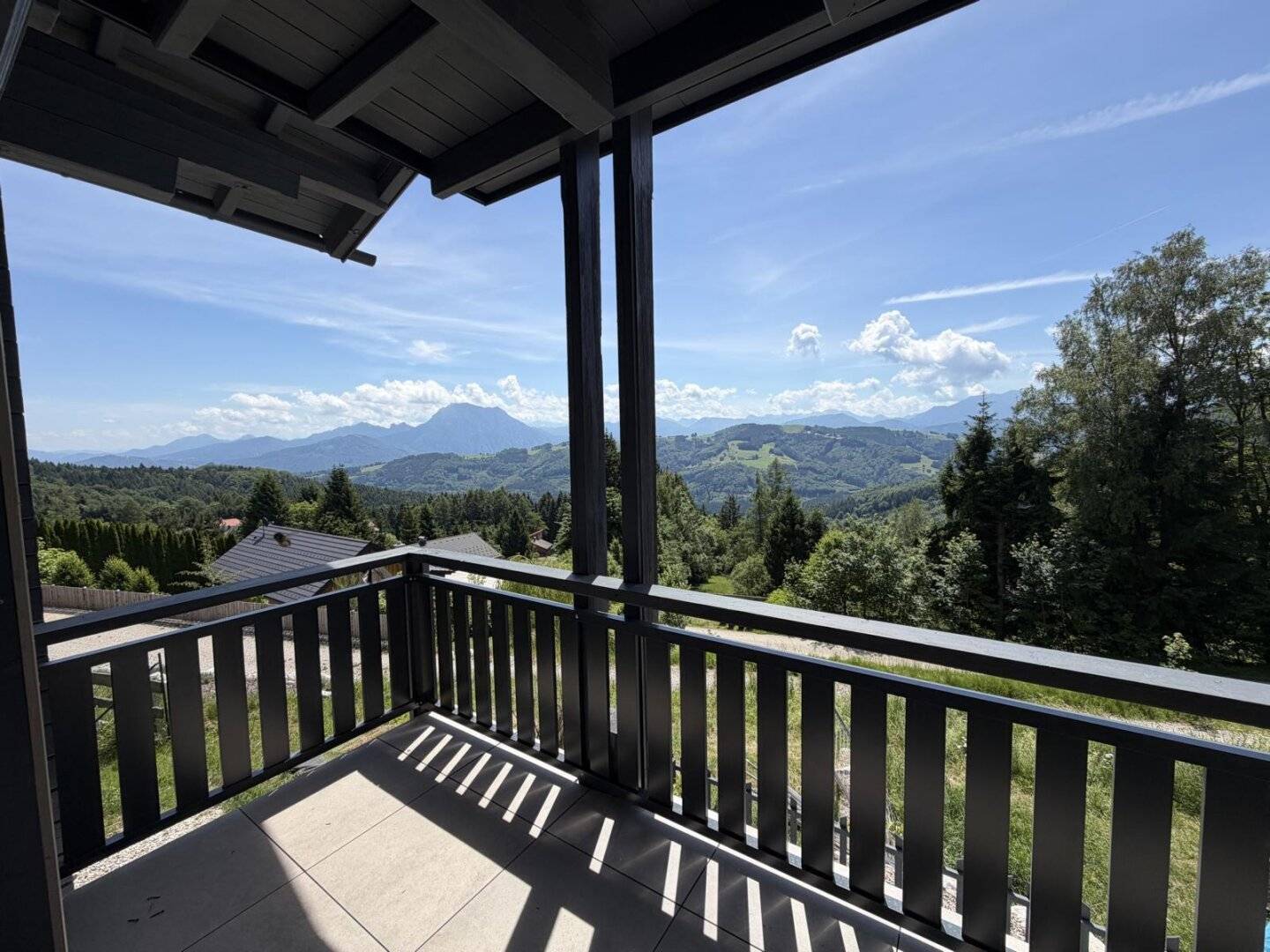 Helle Wohnung mit Weitblick und Einbauküche
