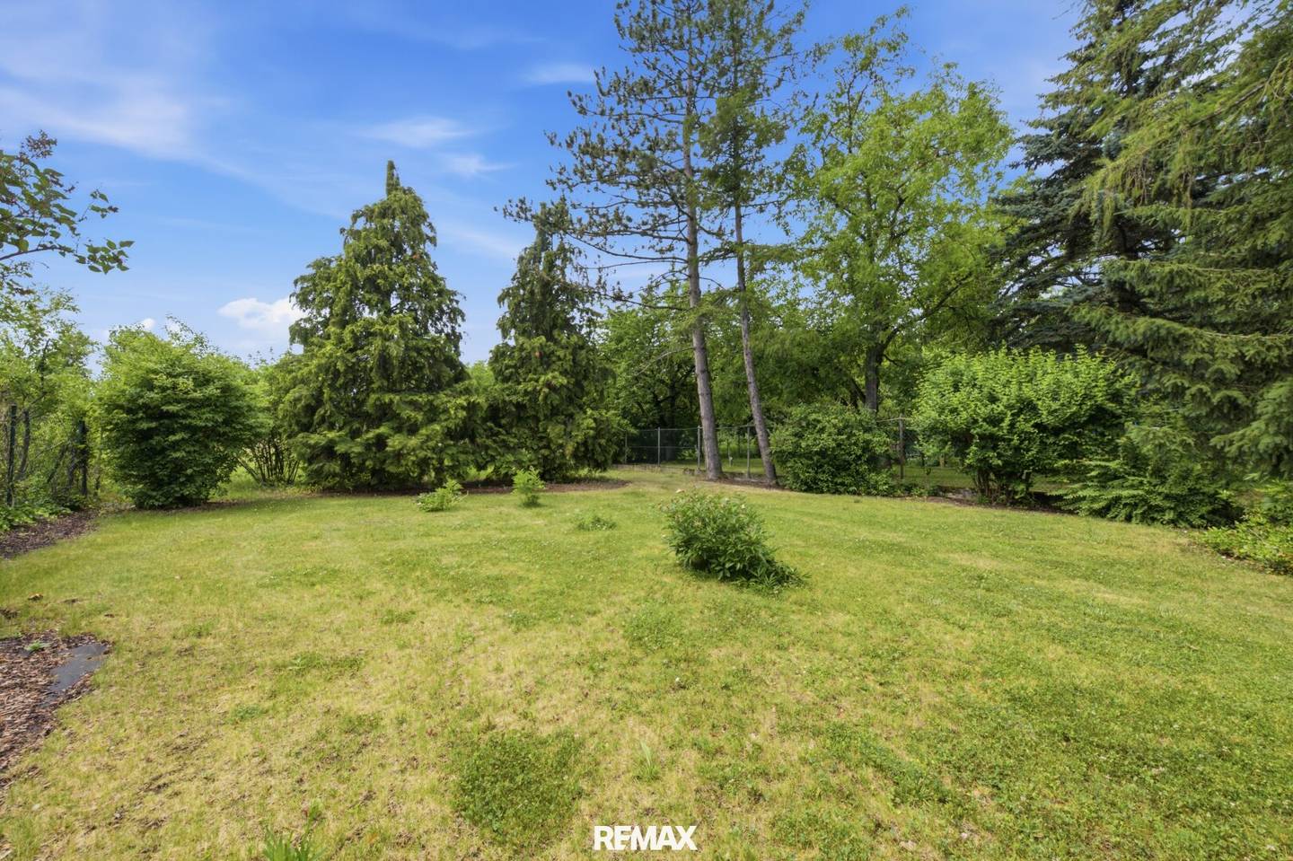 Single-family home with large garden and outbuildings in Unternalb