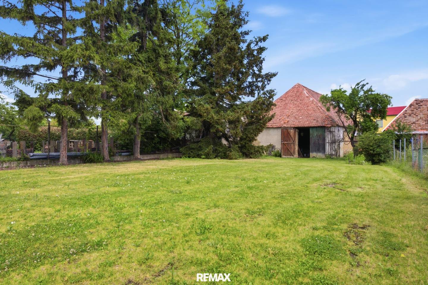 Single-family home with large garden and outbuildings in Unternalb