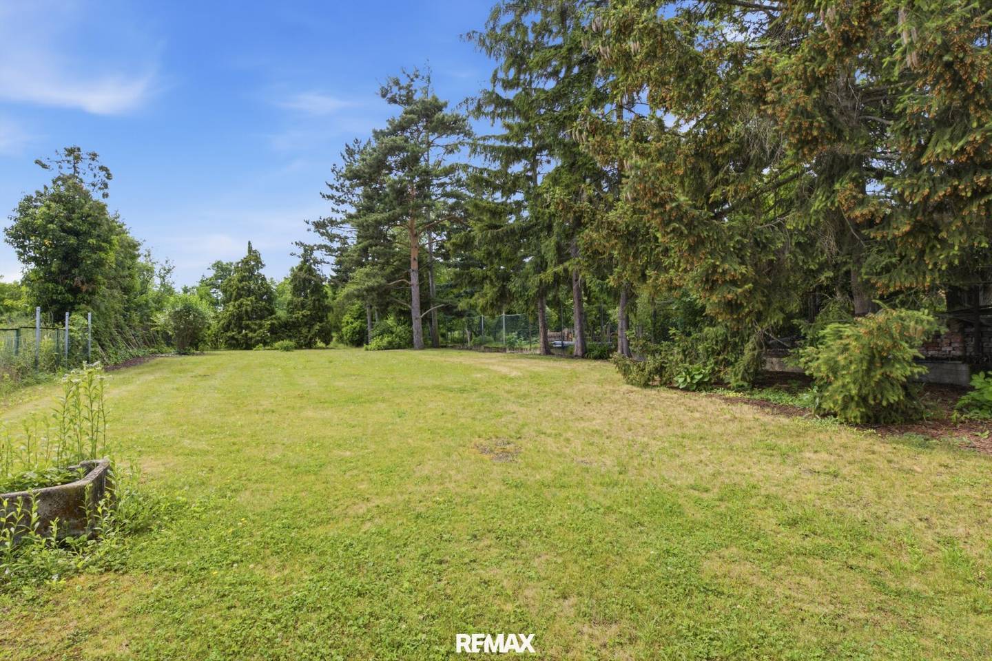 Single-family home with large garden and outbuildings in Unternalb
