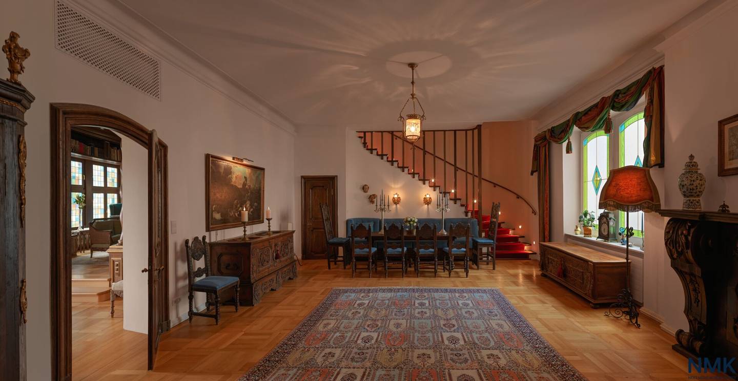 Representative Altbau Apartment with Library near Rooseveltplatz