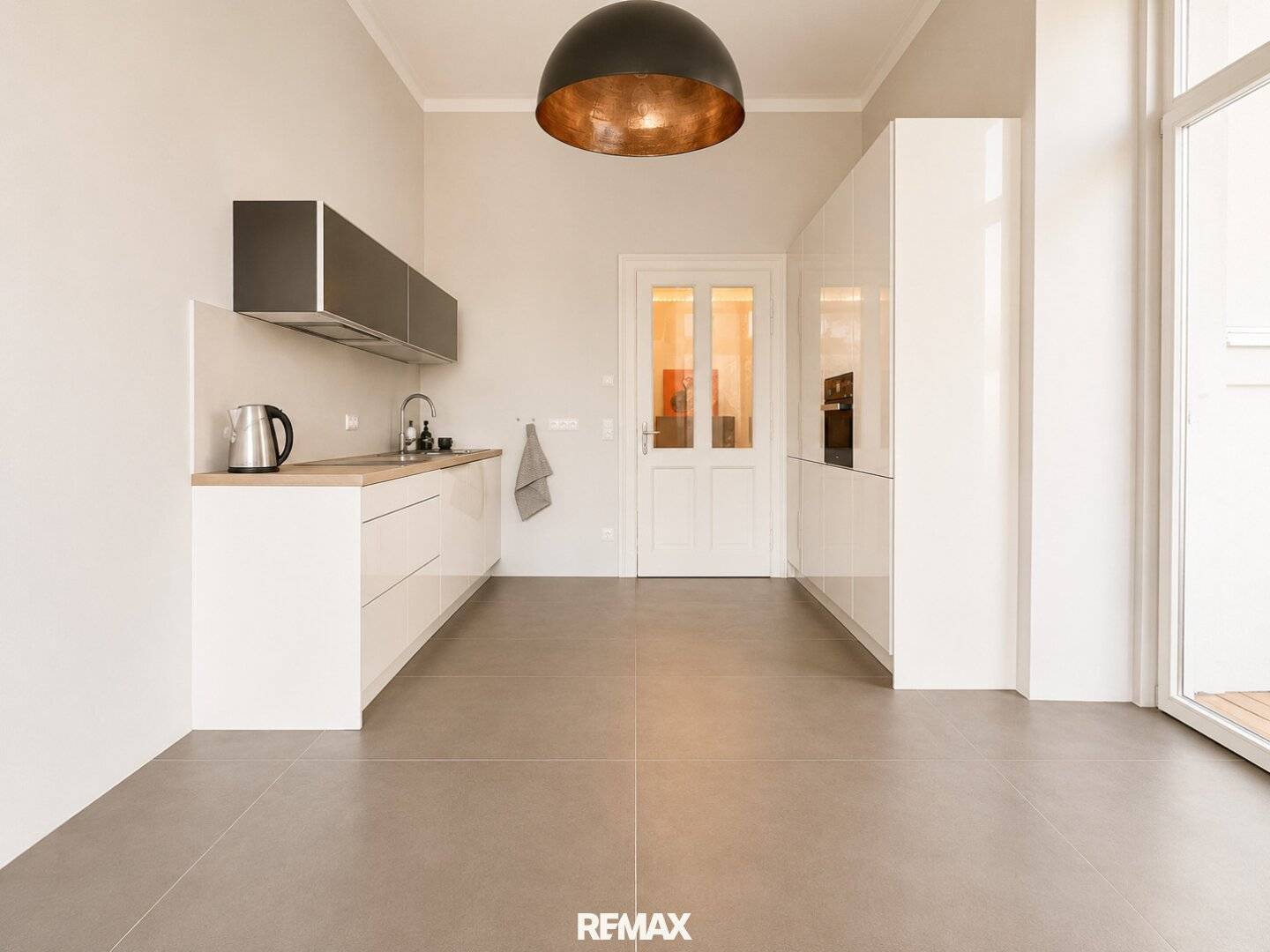 Stilvolle Altbauwohnung mit zwei Terrassen und Carport