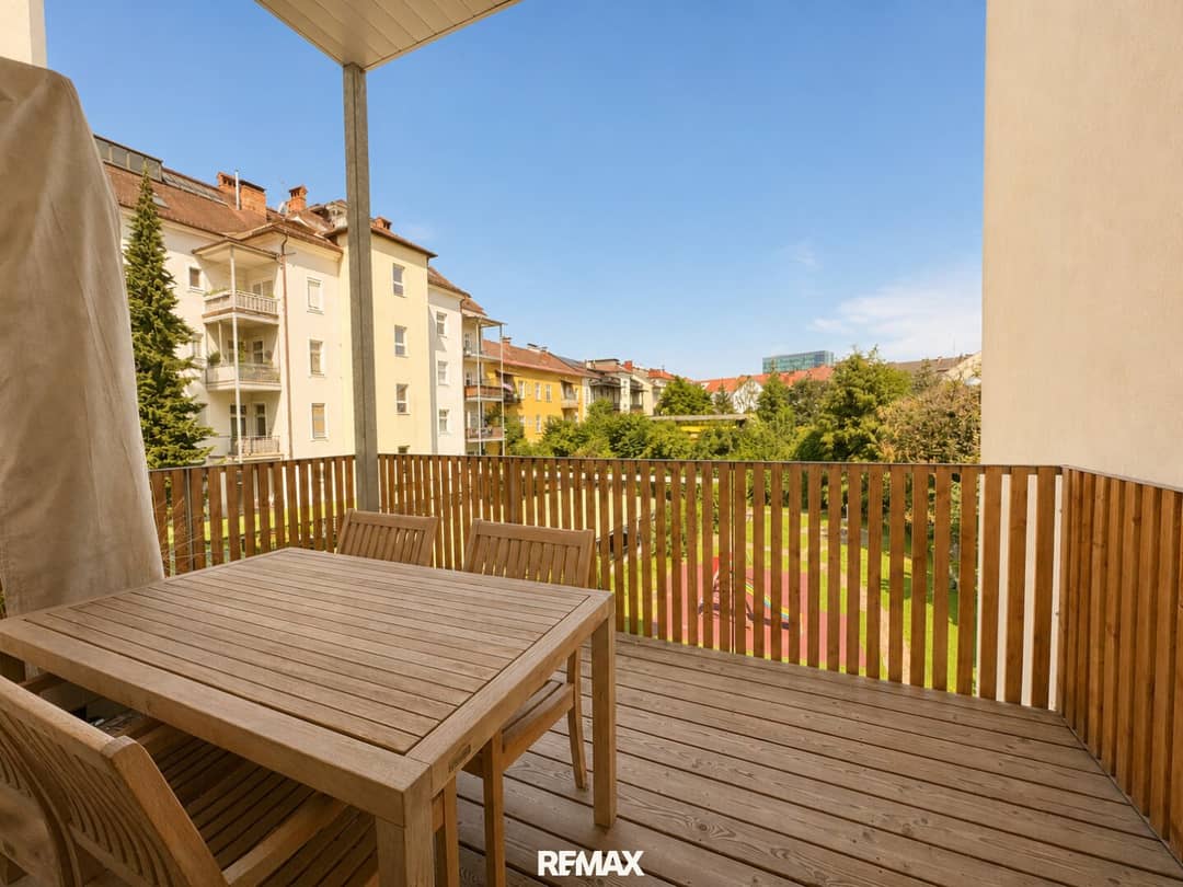 Stilvolle Altbauwohnung mit zwei Terrassen und Carport