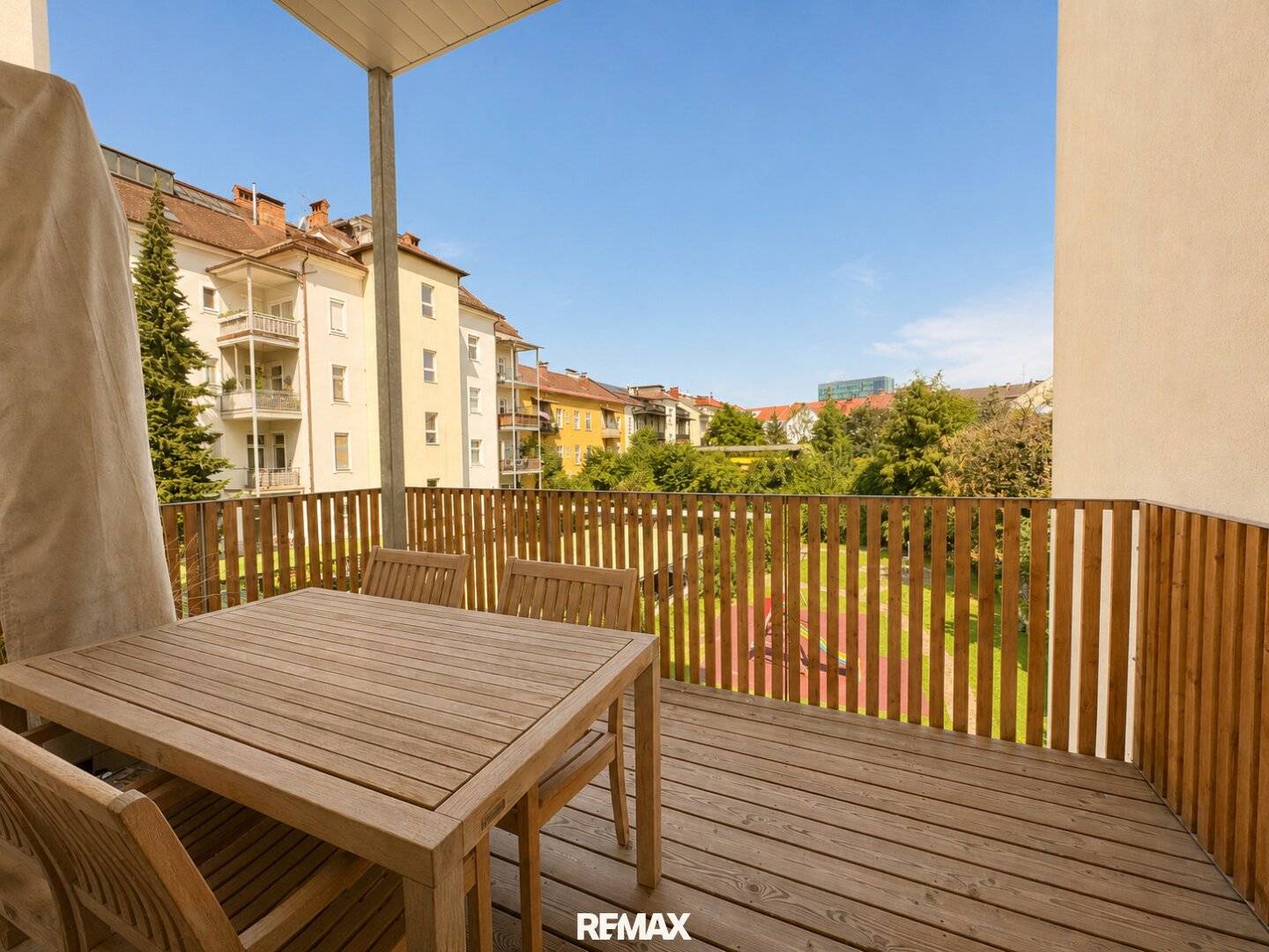 Stilvolle Altbauwohnung mit zwei Terrassen und Carport