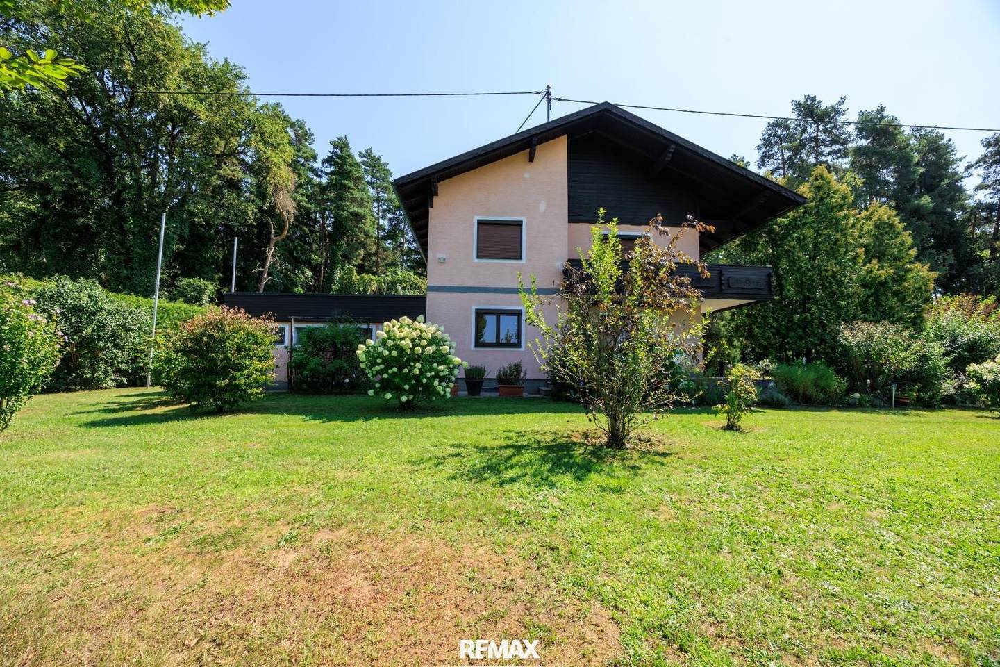 Mehrfamilienhaus mit Park und Pool in ruhiger Waldrandlage