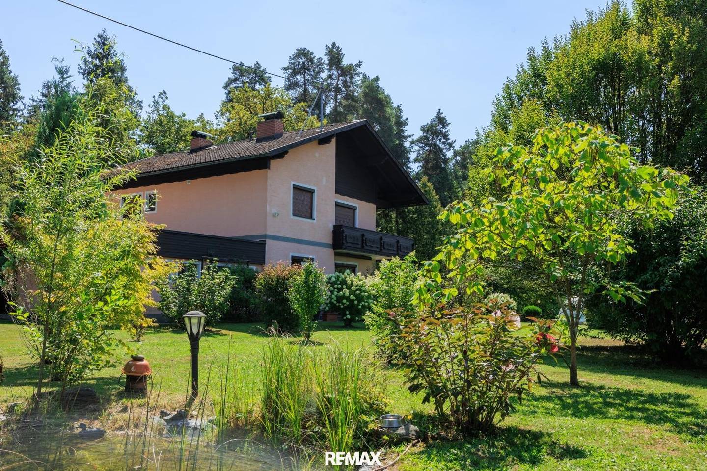 Mehrfamilienhaus mit Park und Pool in ruhiger Waldrandlage