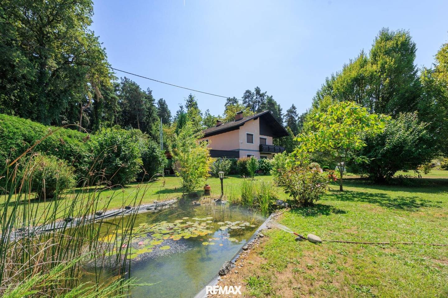 Mehrfamilienhaus mit Park und Pool in ruhiger Waldrandlage