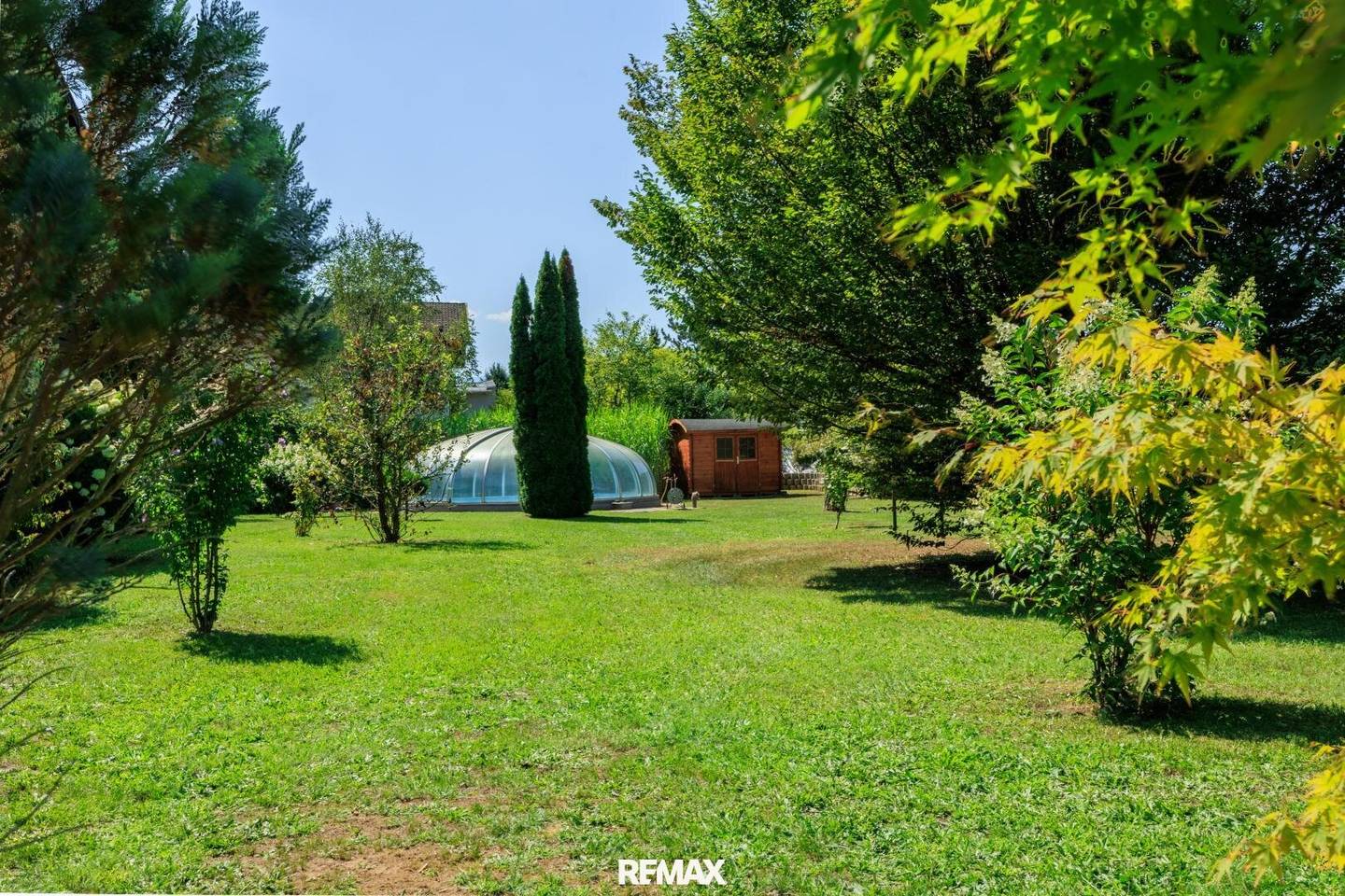 Mehrfamilienhaus mit Park und Pool in ruhiger Waldrandlage