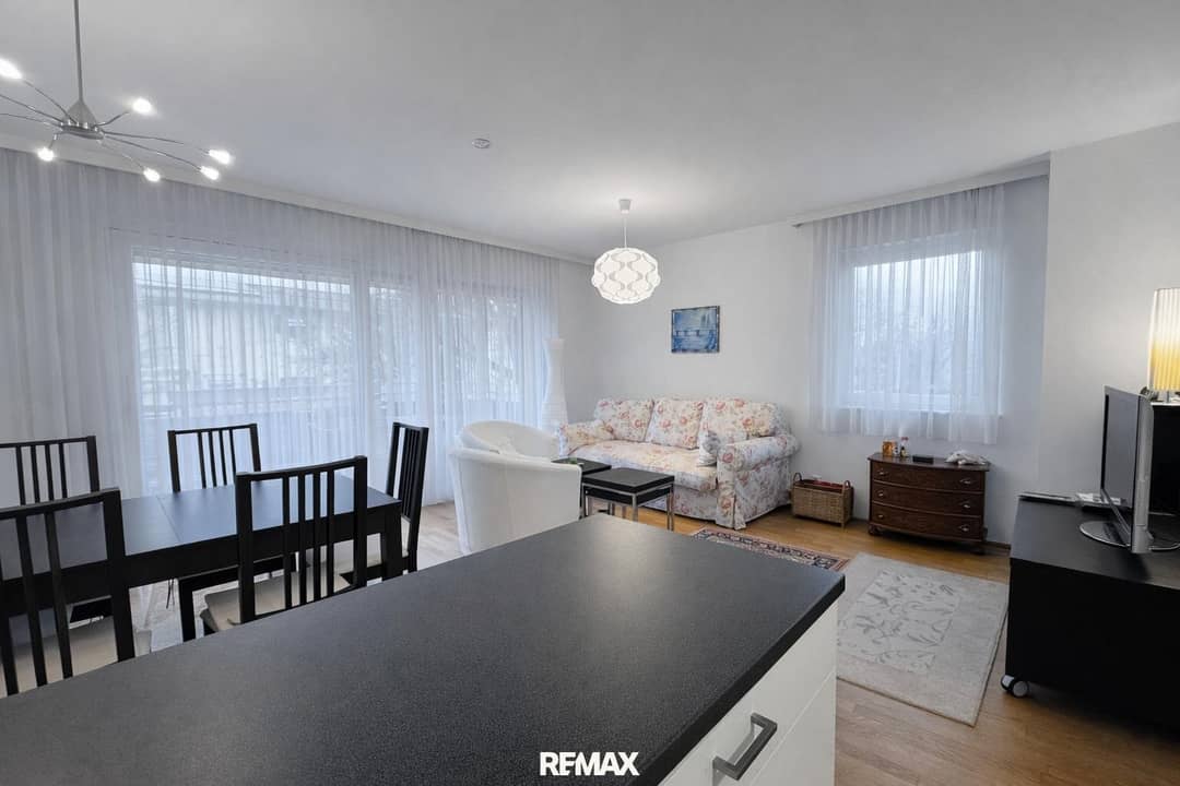 Furnished Apartment with West Terrace in Central Location