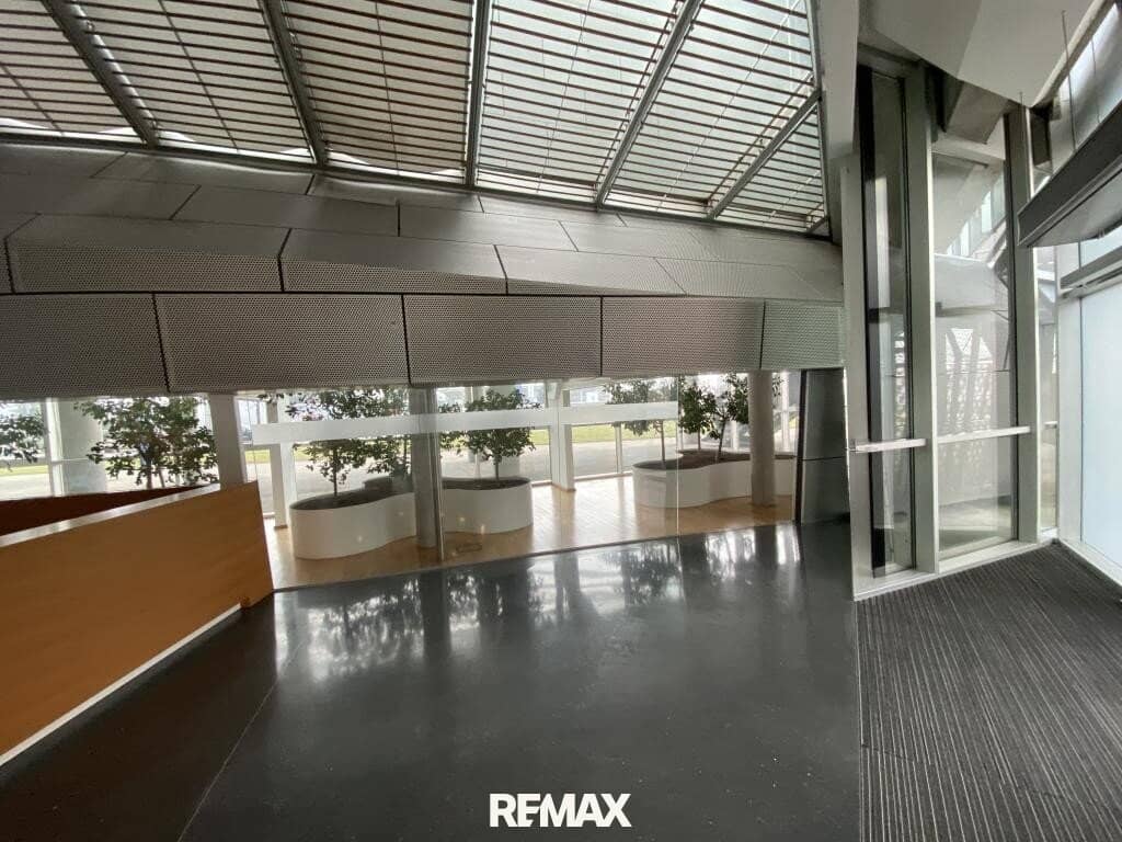 Office building with courtyard and elevator in prime location