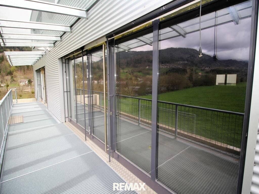 Commercial space with high visibility and highway access