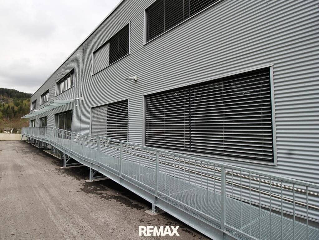 Commercial space with high visibility and highway access