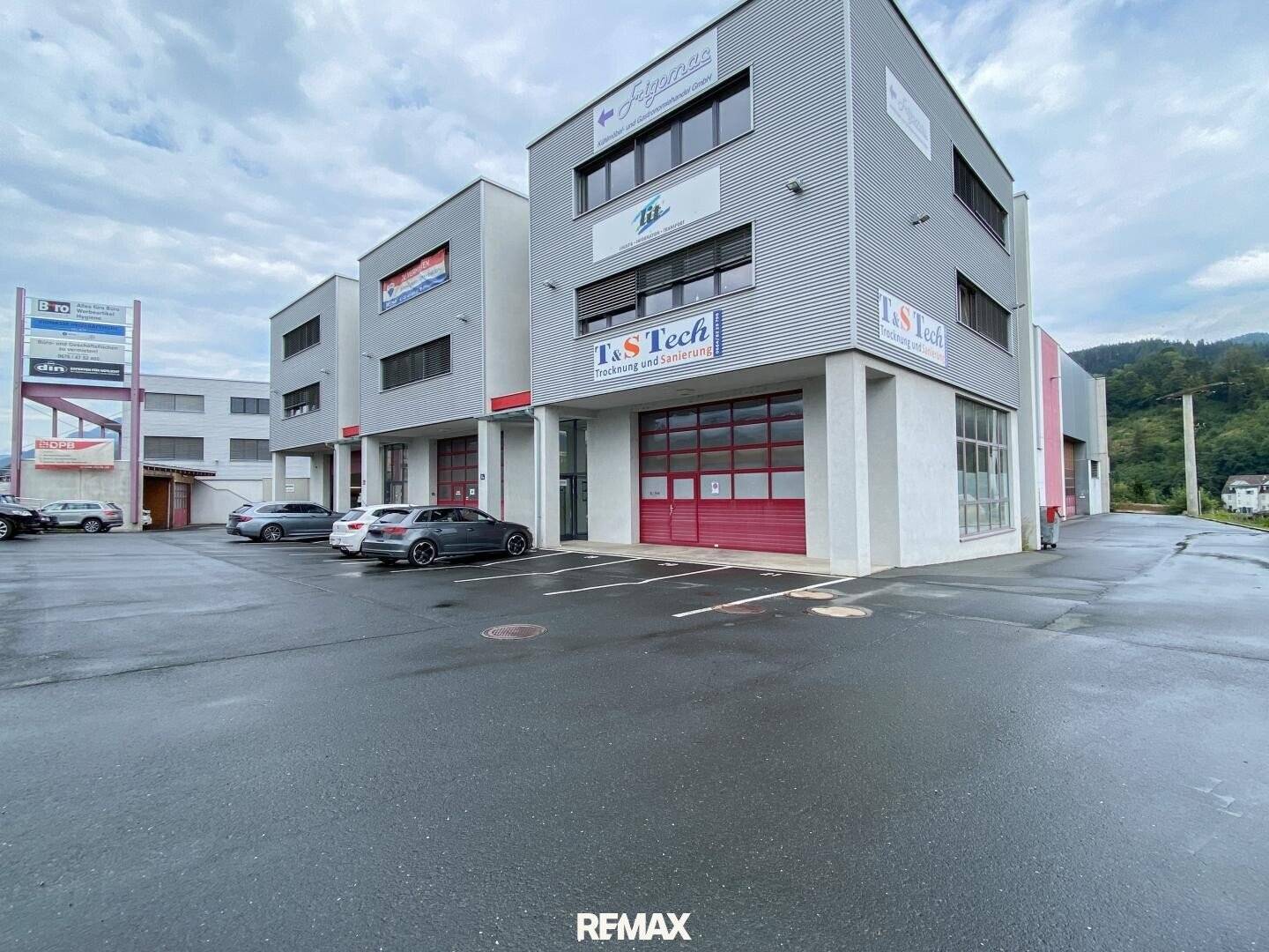 Commercial space with high visibility and highway access