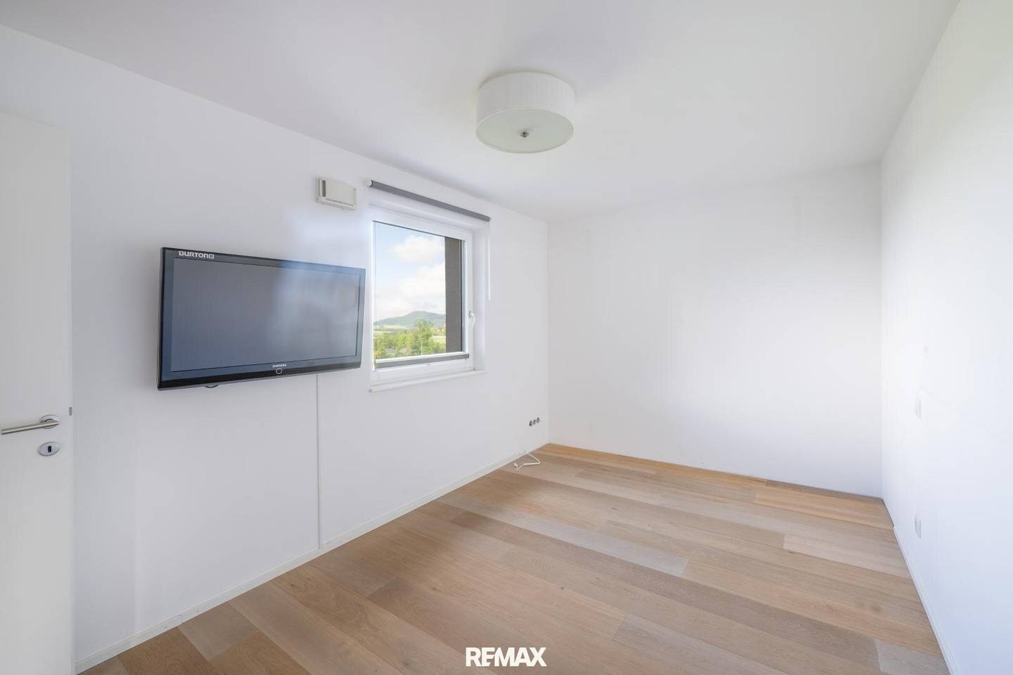 Bright 3 Room Apartment with Balcony and Underground Parking