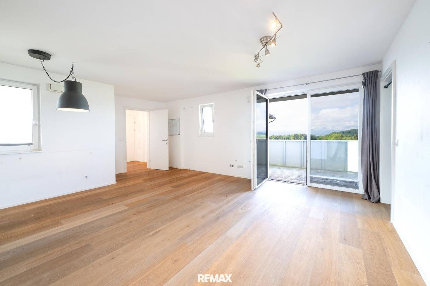 Bright 3 Room Apartment with Balcony and Underground Parking
