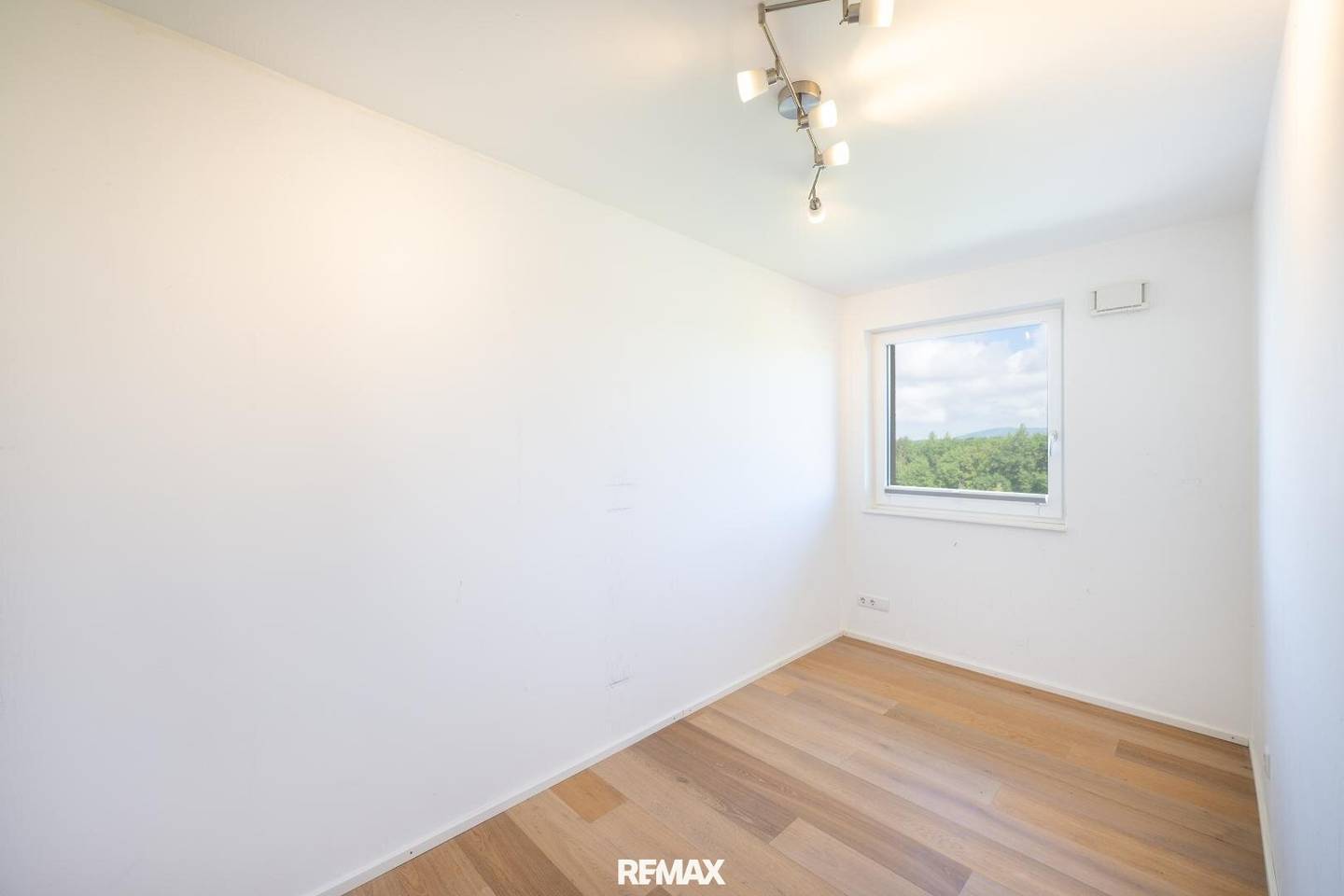 Bright 3 Room Apartment with Balcony and Underground Parking