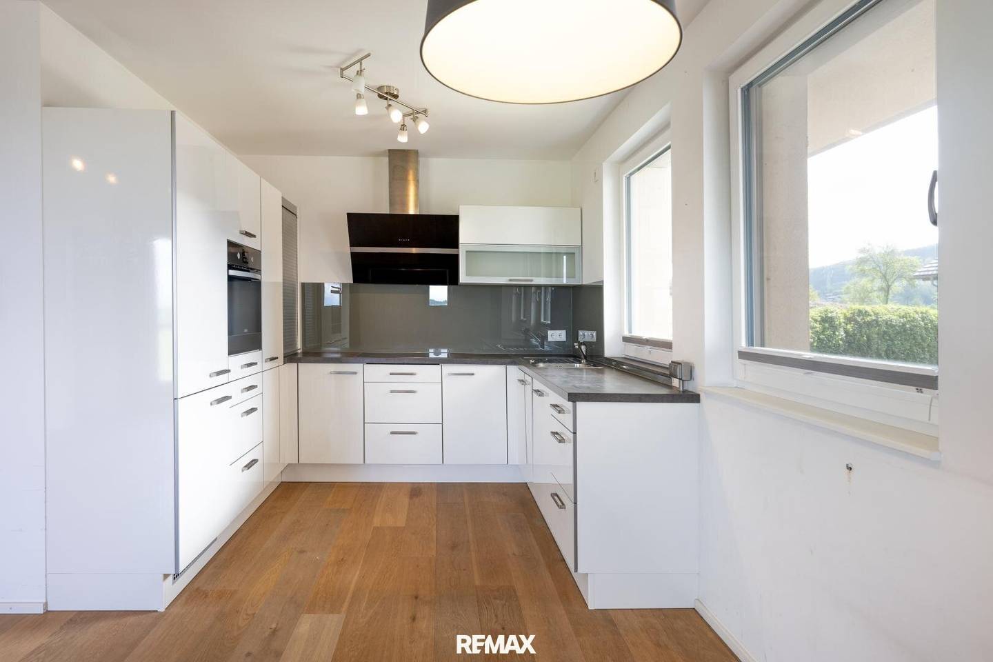 Bright 3 Room Apartment with Balcony and Underground Parking