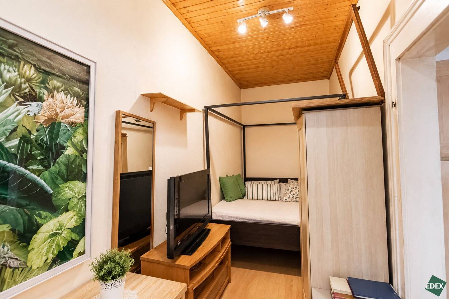 Renovation-Ready Altbau Apartment with Separate Kitchen near Westbahnhof