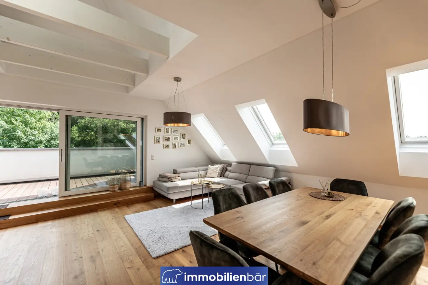 Charming Castle Maisonette with Balcony and Parquet