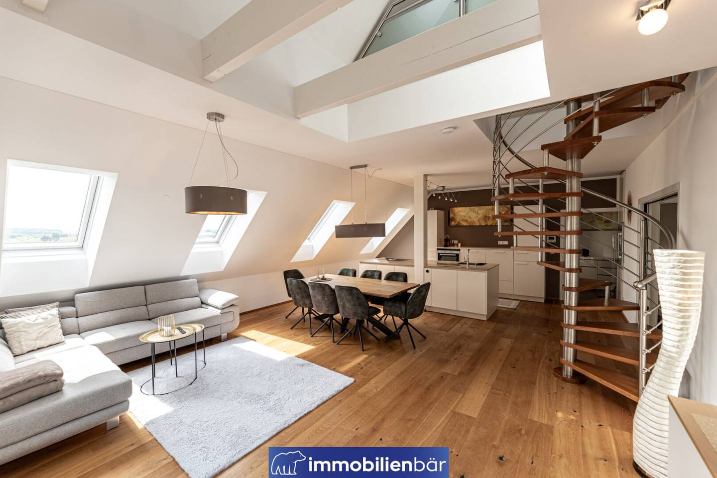 Charmantes Schlossmaisonette mit Balkon und Parkett