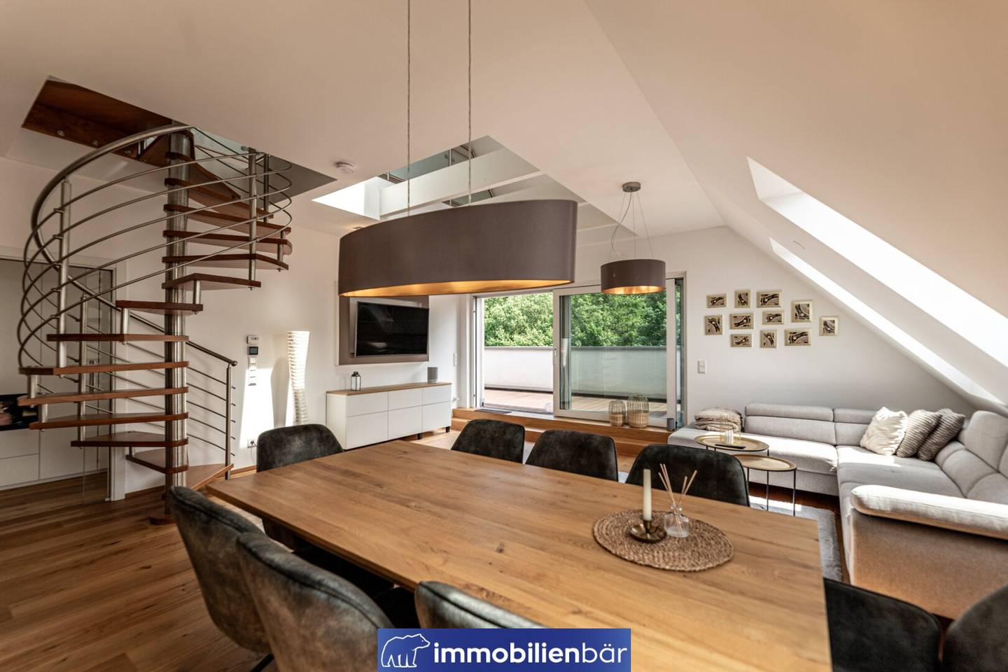 Charmantes Schlossmaisonette mit Balkon und Parkett