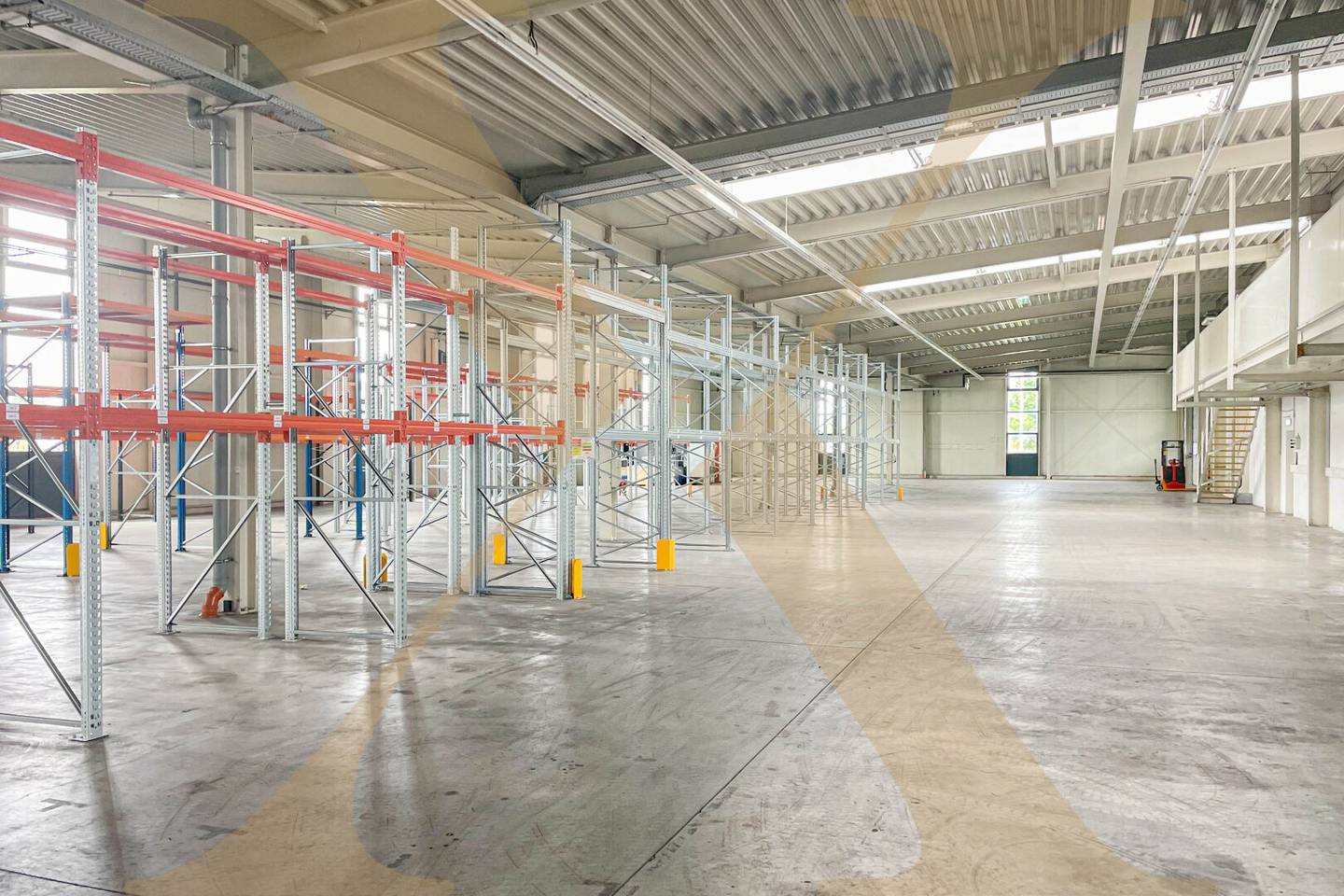 Versatile production and storage hall in a well-connected location in Hörsching for rent