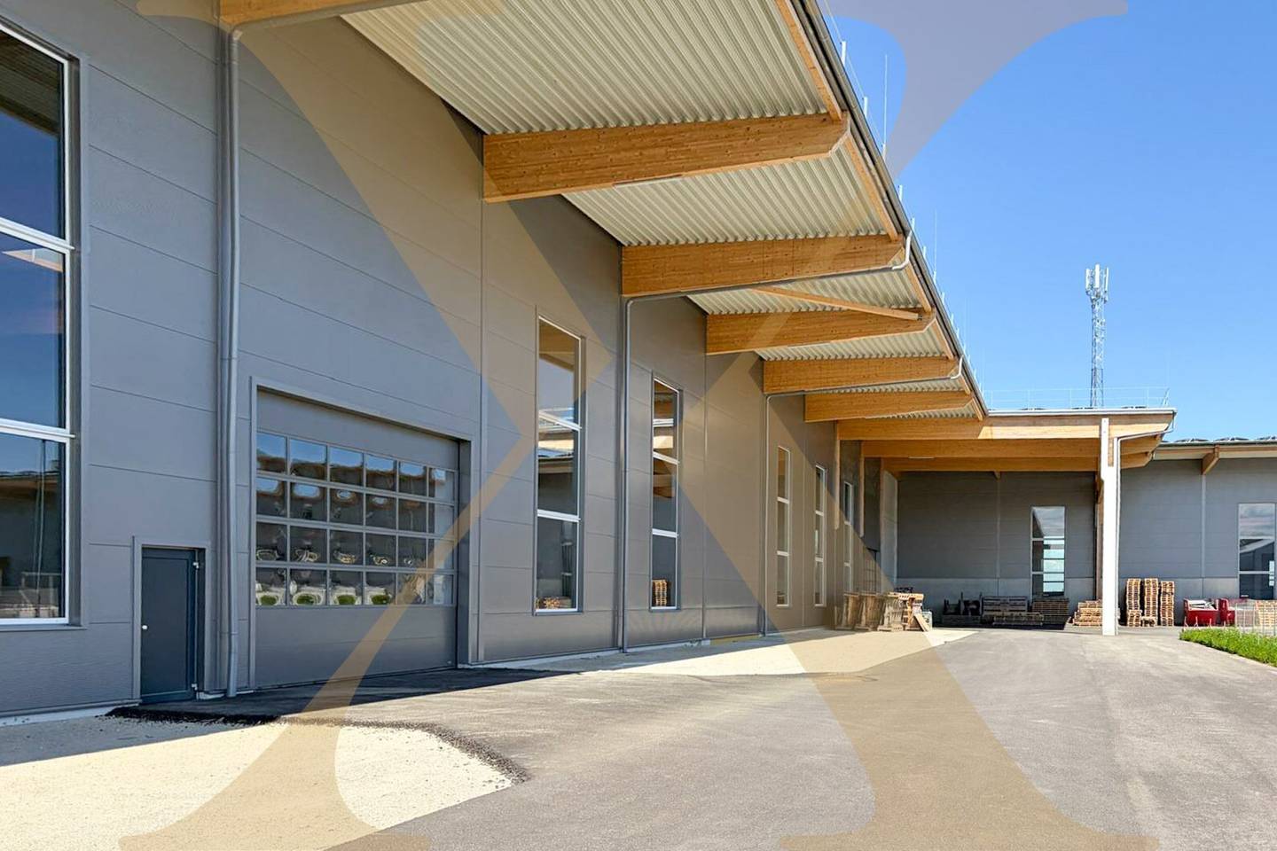 Flexible storage and production space with top transport connections in Eberstalzell for rent