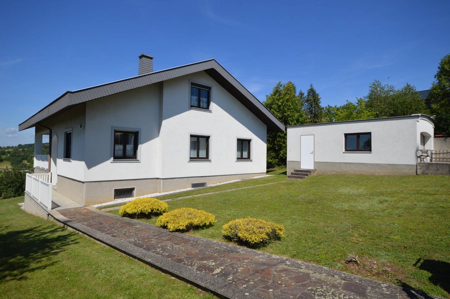 Einfamilienhaus mit Terrasse und Garage in ruhiger Lage