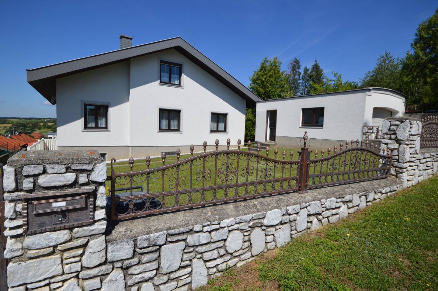 Einfamilienhaus mit Terrasse und Garage in ruhiger Lage