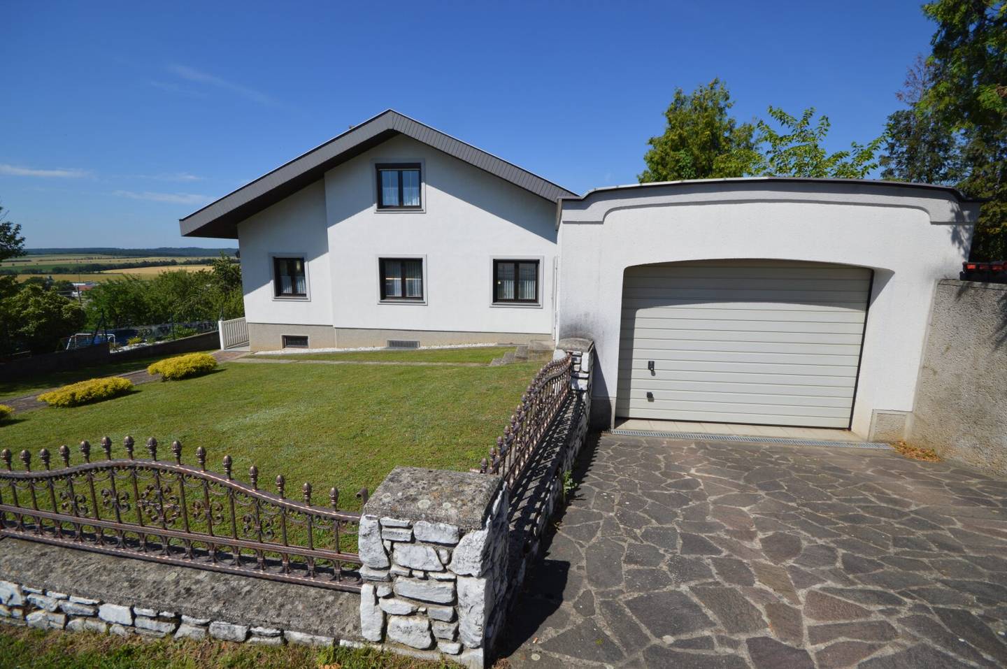 Einfamilienhaus mit Terrasse und Garage in ruhiger Lage