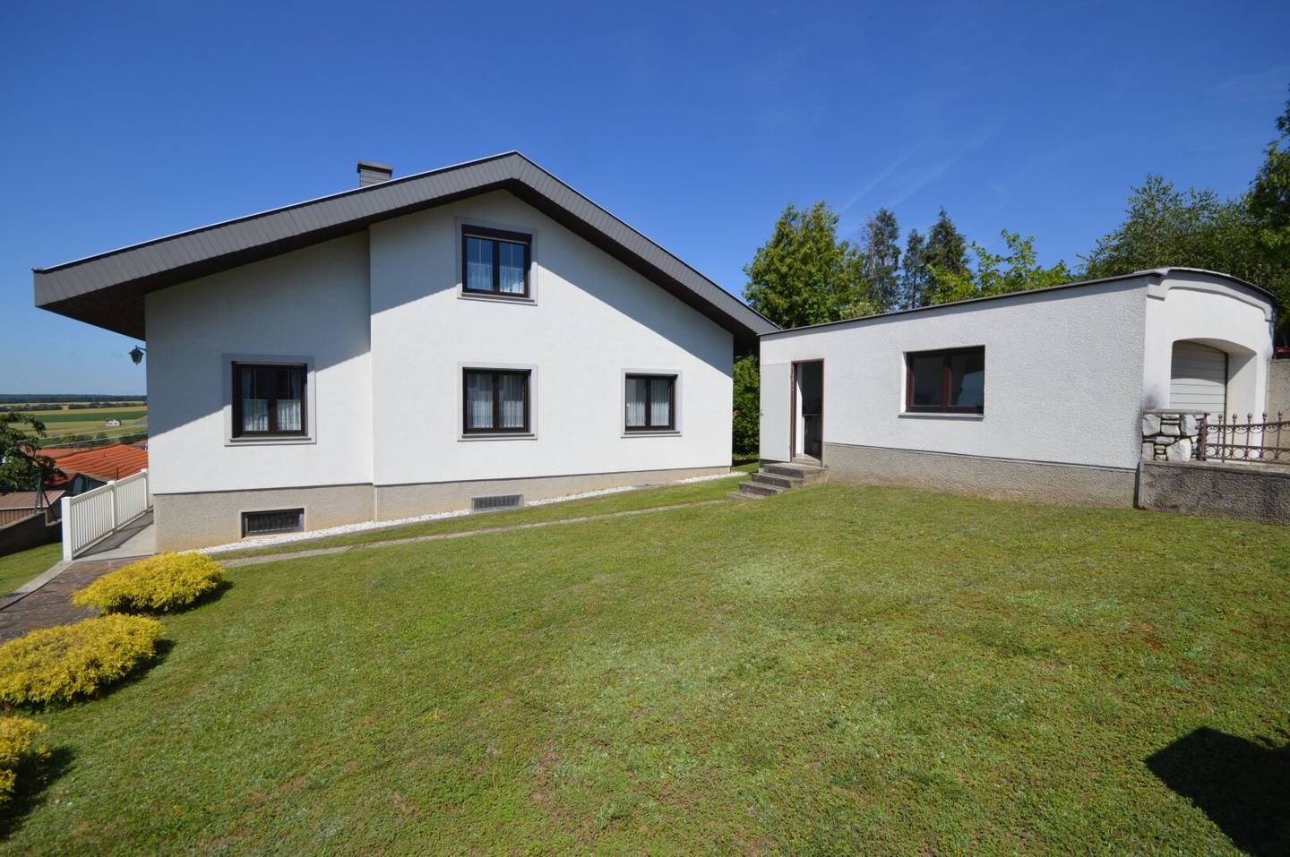 Einfamilienhaus mit Terrasse und Garage in ruhiger Lage