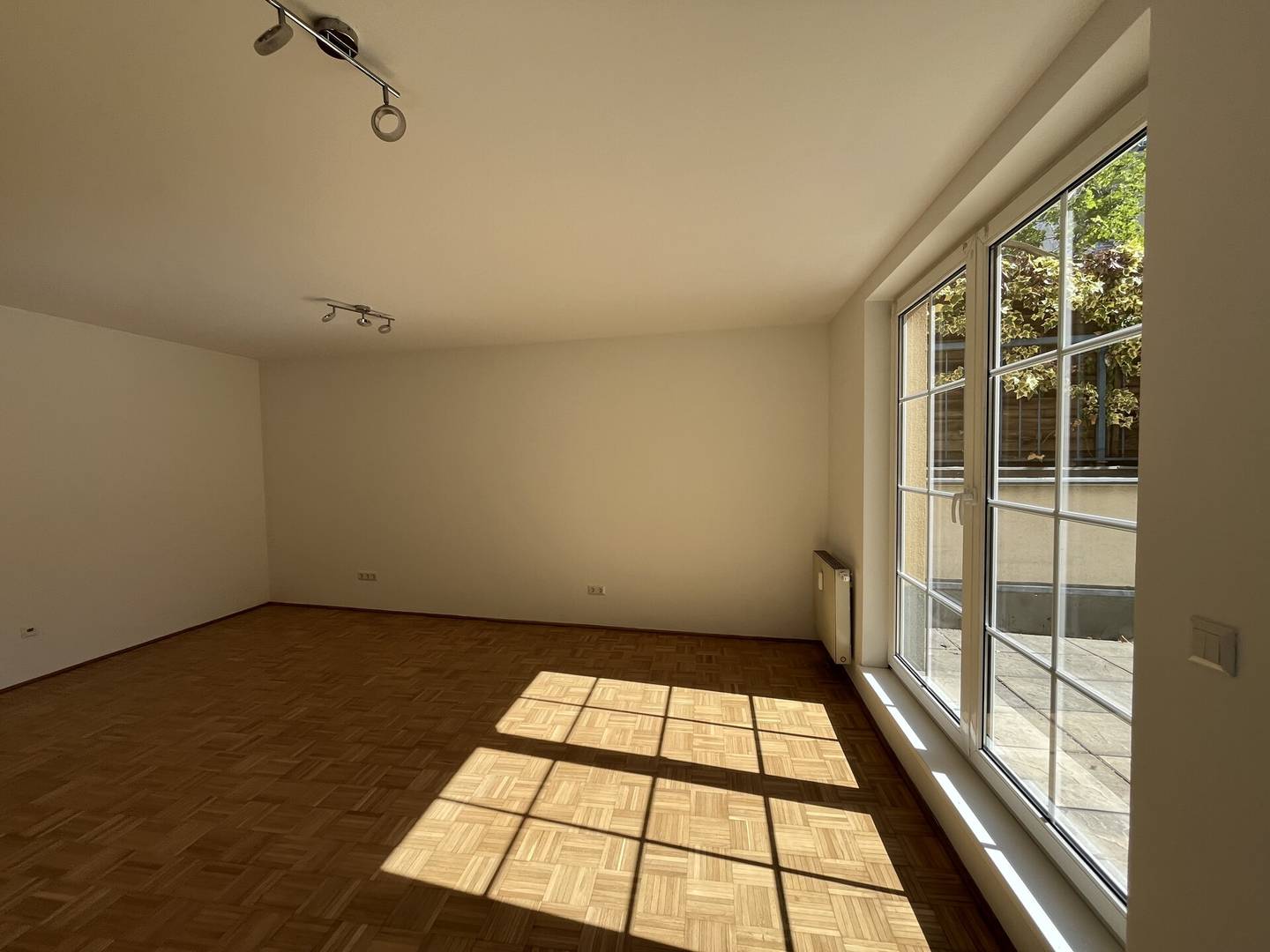 Courtyard Apartment with Terrace in Well-Maintained New Build