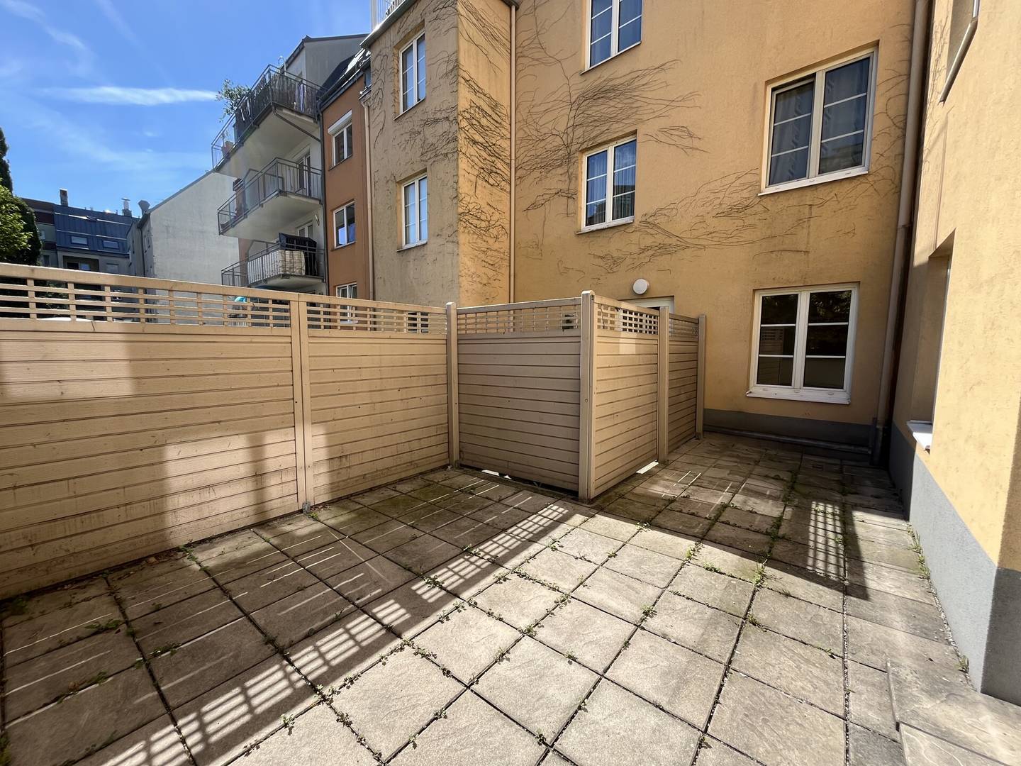 Courtyard Apartment with Terrace in Well-Maintained New Build