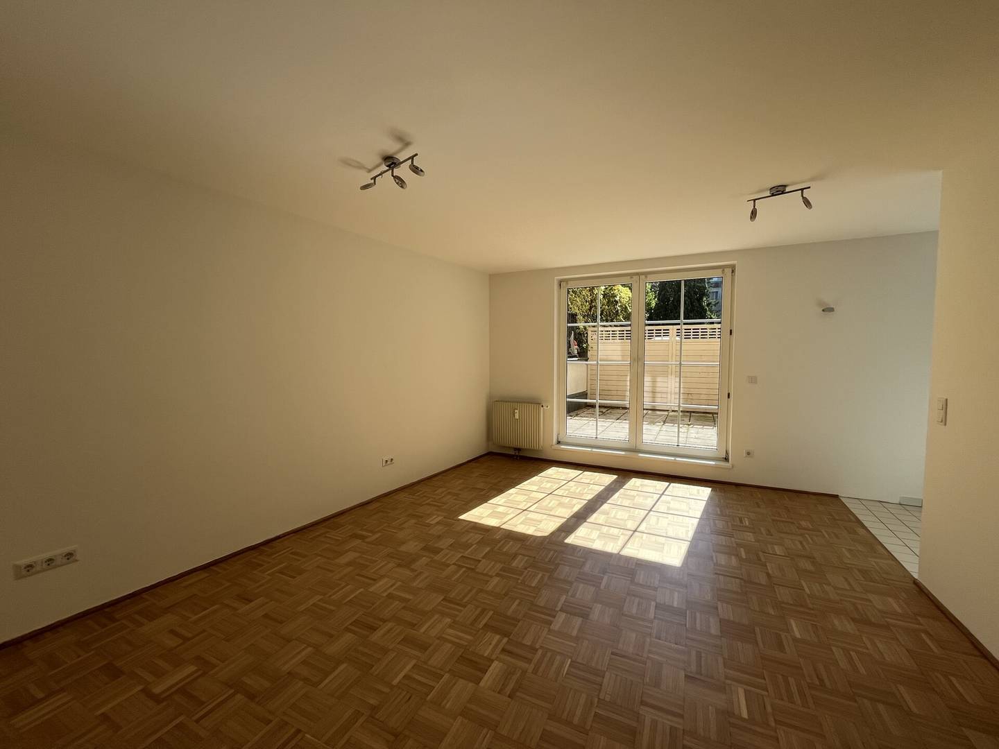 Courtyard Apartment with Terrace in Well-Maintained New Build
