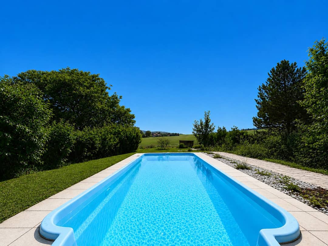 House with pool and garden in quiet green surroundings