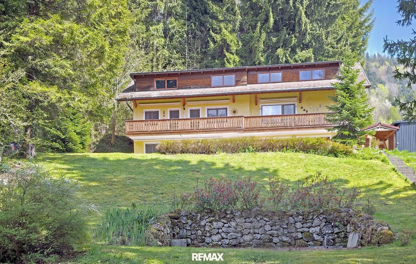 Mehrfamilienhaus mit Garten, Teich und Bergblick