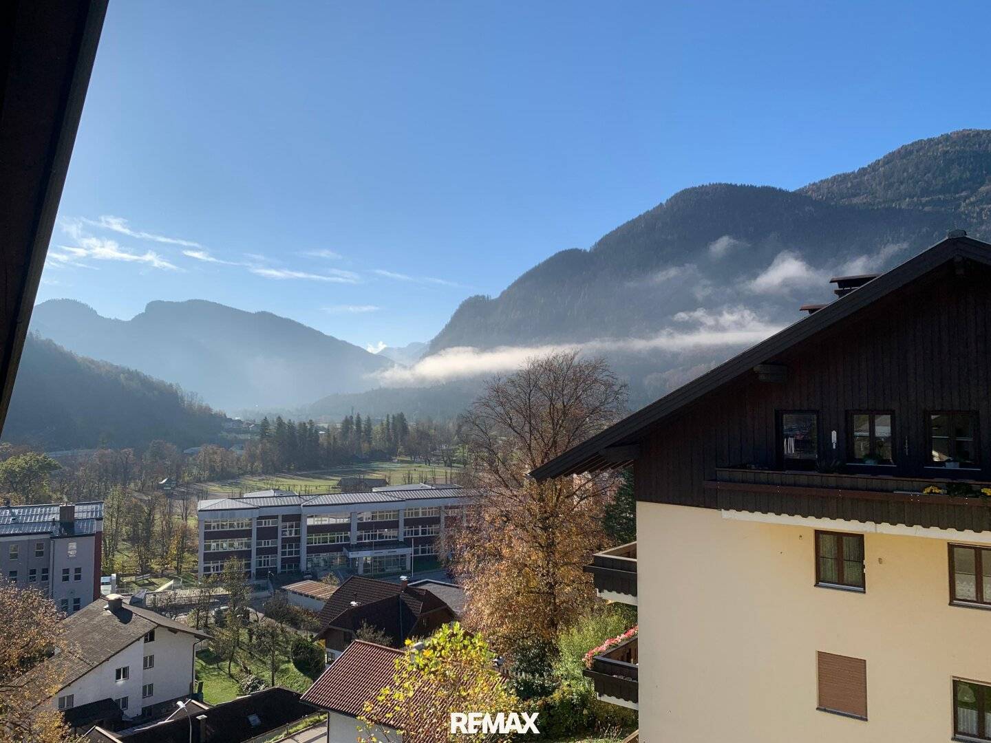 Dachgeschosswohnung mit Westbalkon und Bergblick