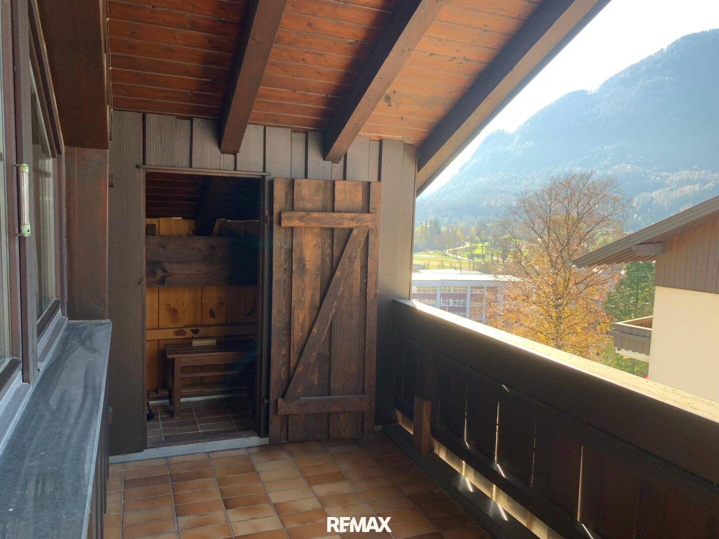 Dachgeschosswohnung mit Westbalkon und Bergblick