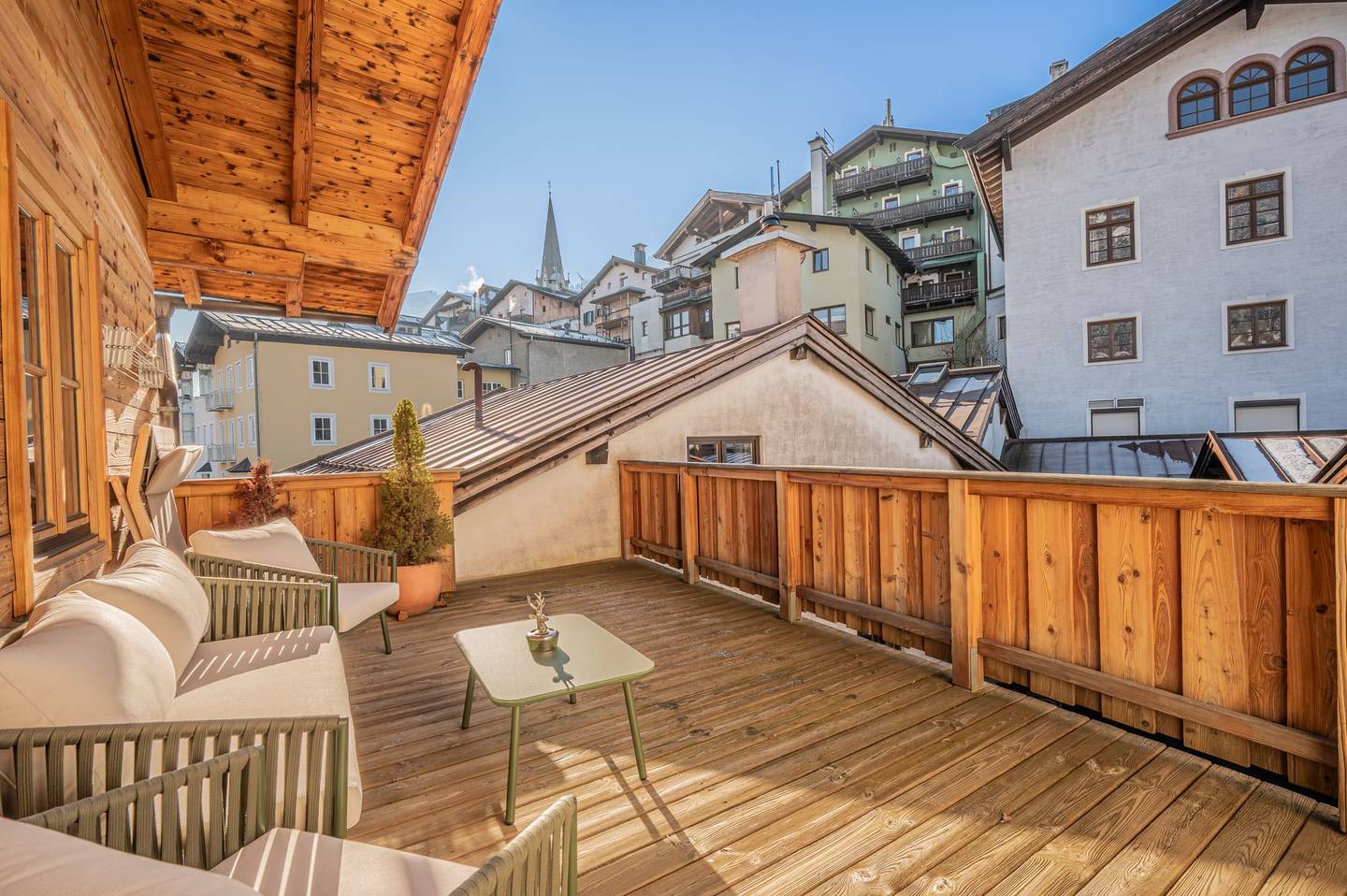 Stadthaus mit Dachterrasse und Balkonen in zentraler Altstadtlage