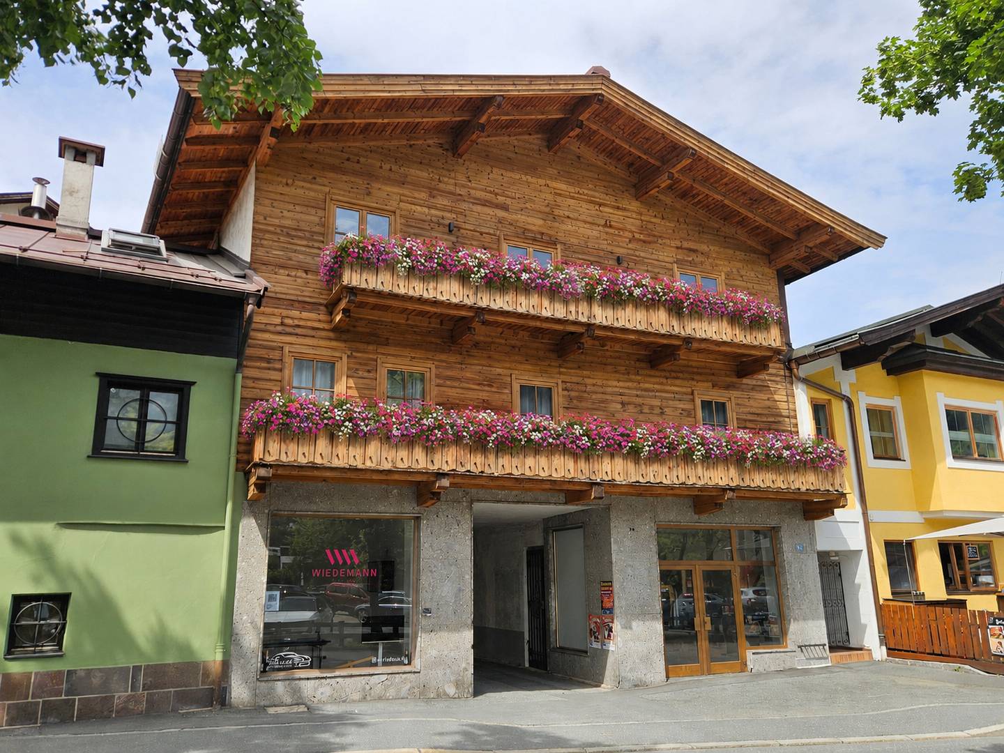 Stadthaus mit Dachterrasse und Balkonen in zentraler Altstadtlage