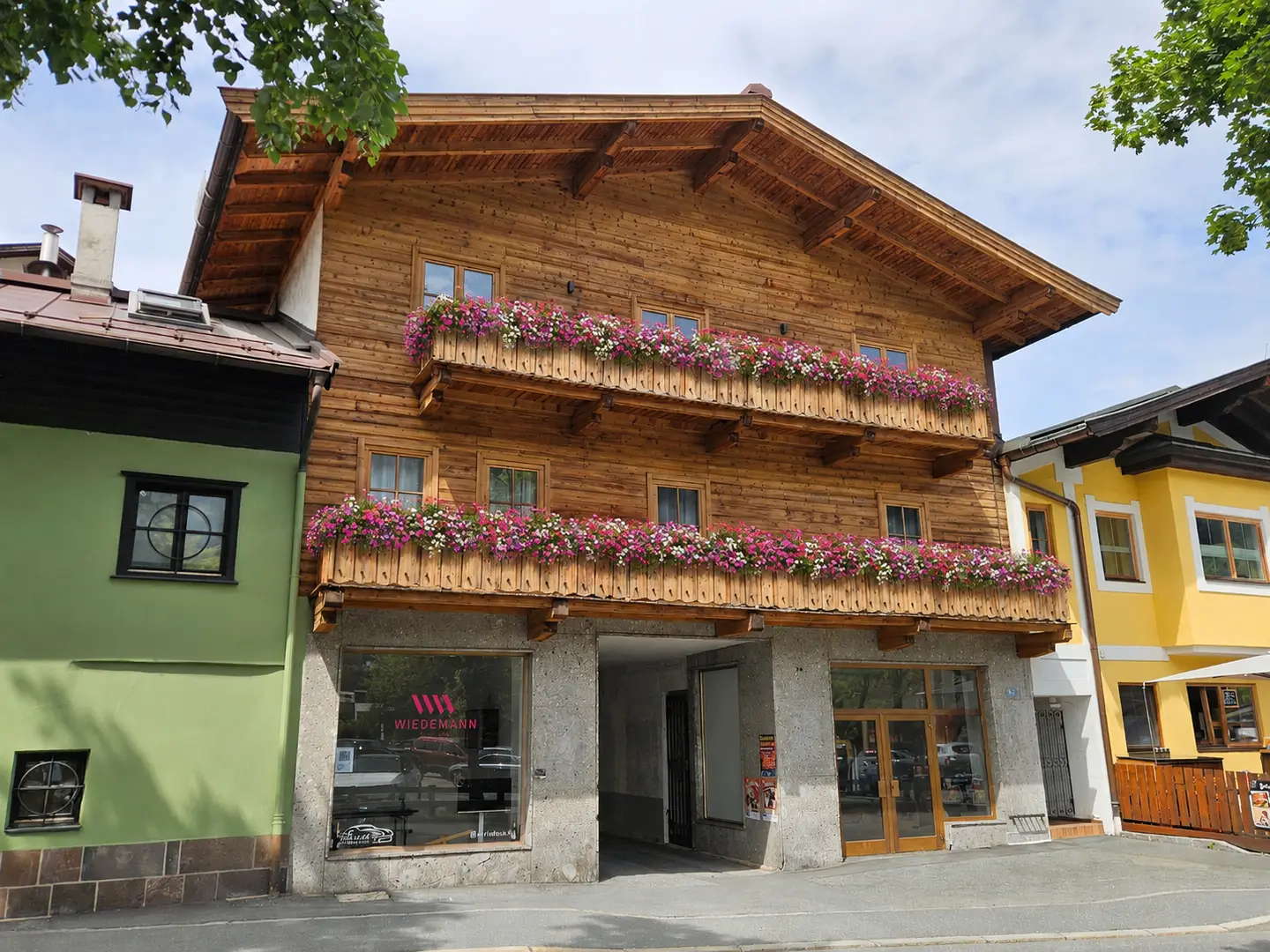Townhouse with roof terrace and balconies in prime old town location